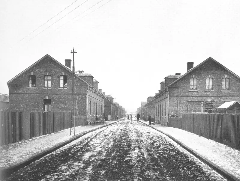 Alte Straße in Eisenheim, Oberhausen, mit Ziegelhäusern und Kopfsteinpflaster.